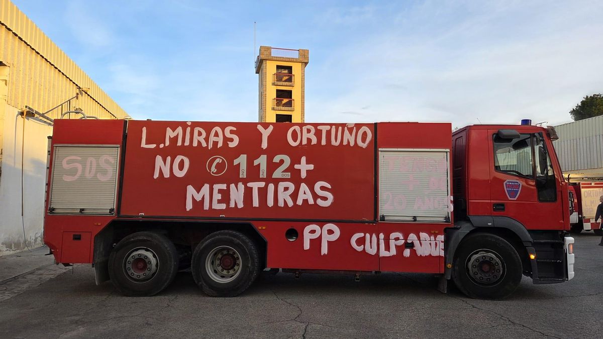Uno de los camiones de bomberos con pintadas de protestas alusivas al presidente autonómico y al consejero de Emergencias de la Región de Murcia. GLORIA PIÑERO