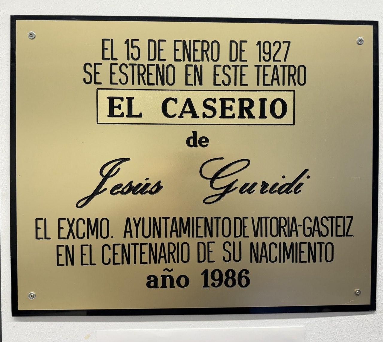 Placa conmemorativa del estreno de 'El caserío' de Jesús Guridi