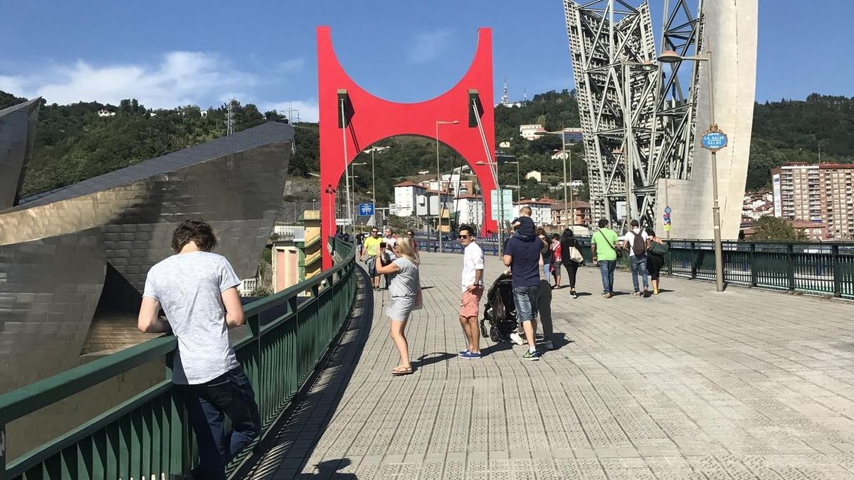 El Guggenheim Bilbao reinaugura los 'Arcos Rojos' de Daniel Buren, tras completar las obras de conservación