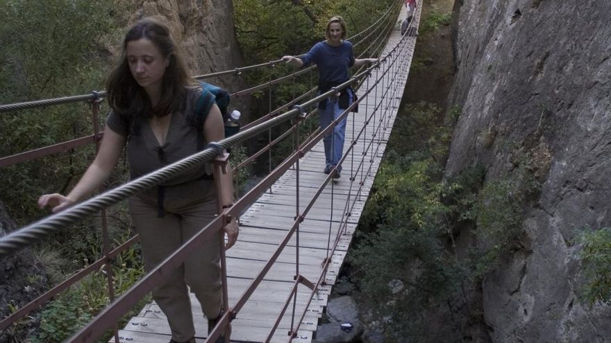 Hacer esta ruta de apenas 12 kilómetros permite cruzar túneles, cuevas y hasta cuatro puentes colgantes