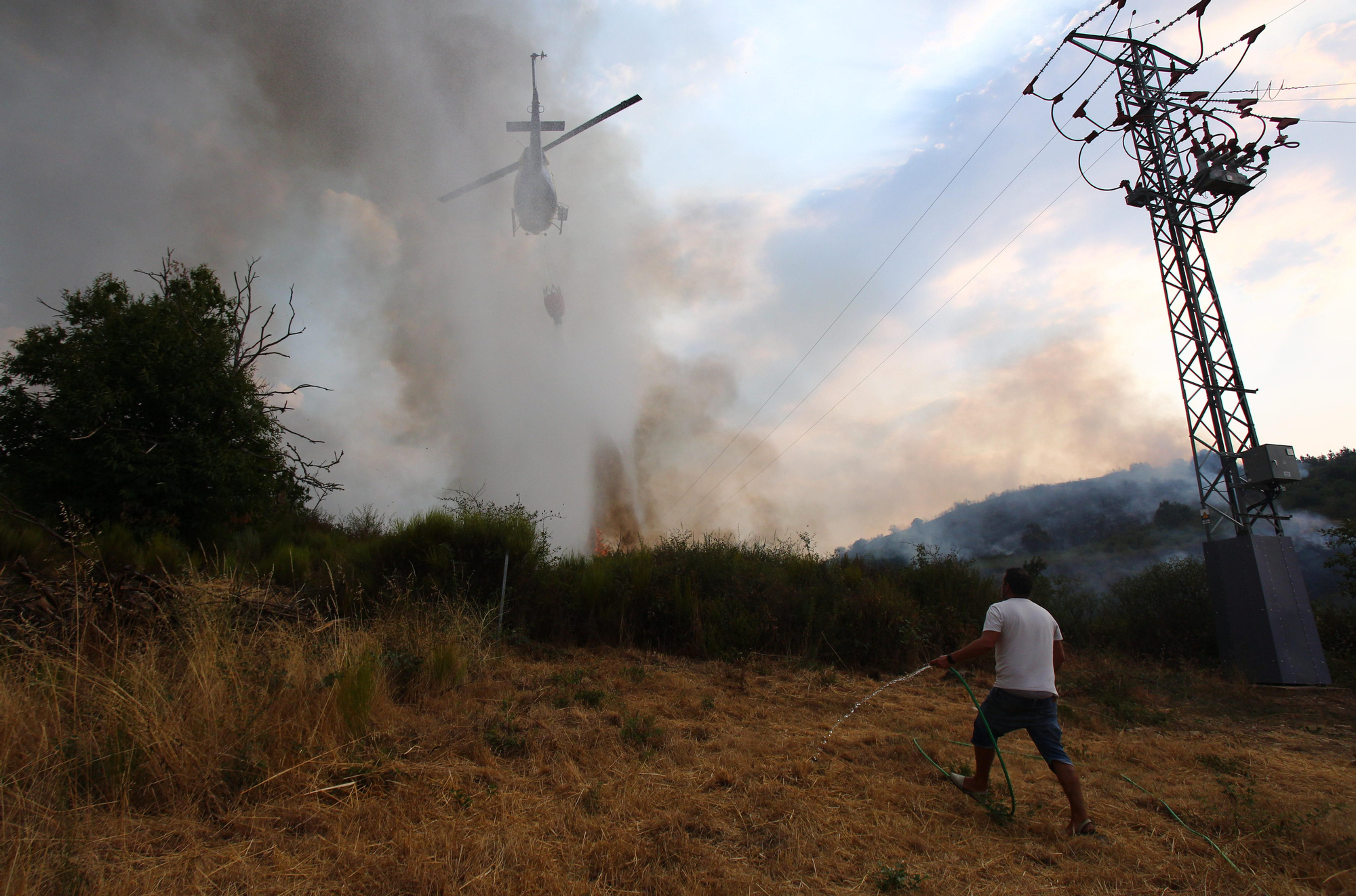Así lucharon contra el fuego los vecinos de Molinaseca