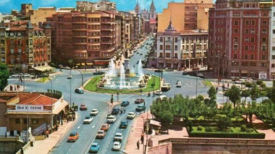 Estampa de la Plaza de Guzmán, con el edificio a la derecha, en la década de los años 70.