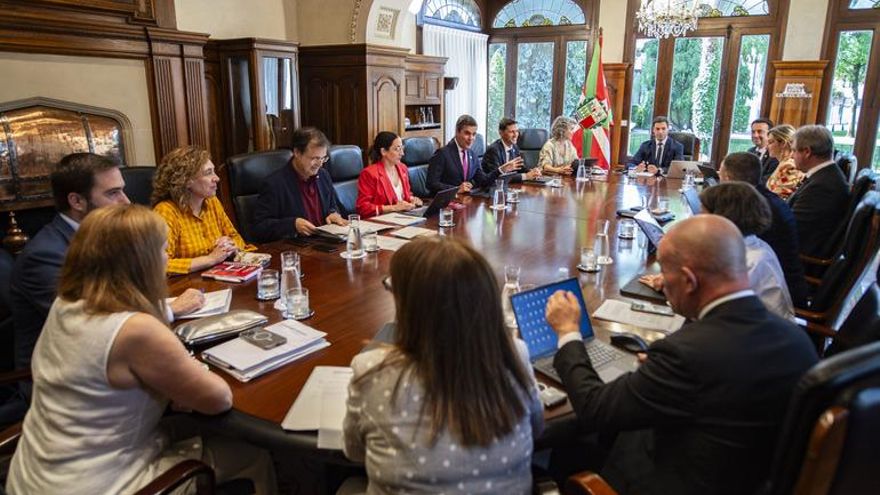 Sánchez recibirá a Pradales en Madrid el 15 de julio para cerrar las transferencias pendientes, incluida la Seguridad Social