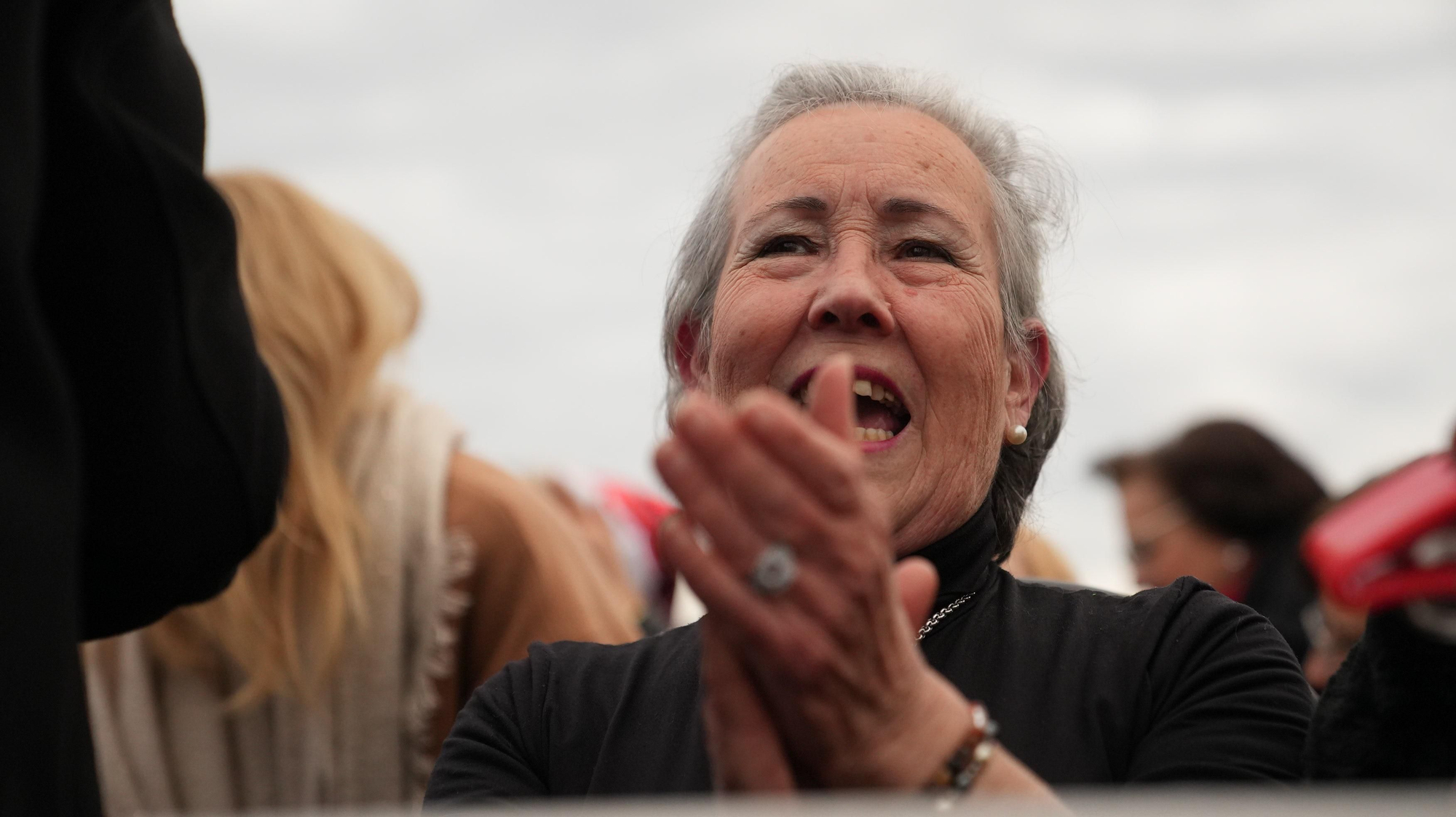 Los mayores participan en un recorrido urbano en autobuses turísticos dentro de la actividad “Coro de Coros”.