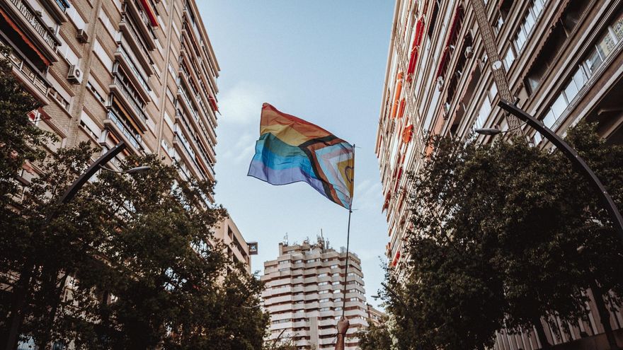 La bandera LGTBIQ+ en el Orgullo 2022 en Murcia