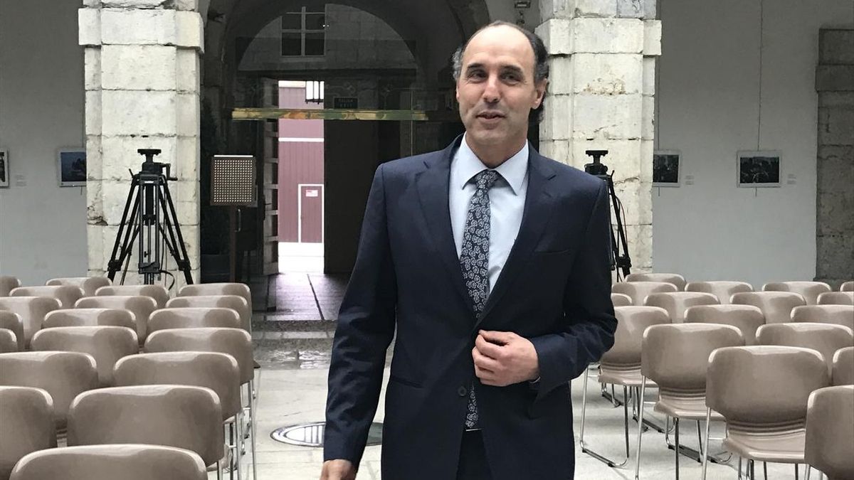 Diego avanza que, si gana las primarias del PP de Cantabria, ofrecerá a Buruaga proponer la mitad de la lista