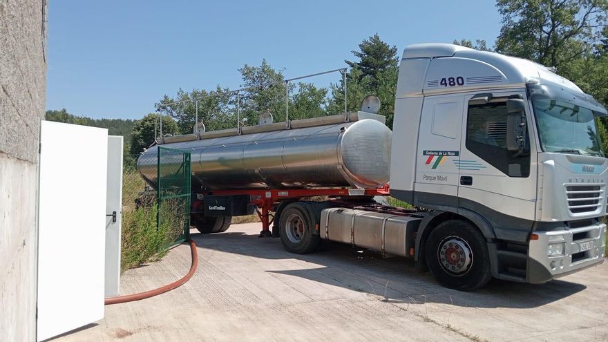 Llegan a Daroca las cisternas con 70.000 litros de agua tras más de un mes con escasez y cortes de suministro