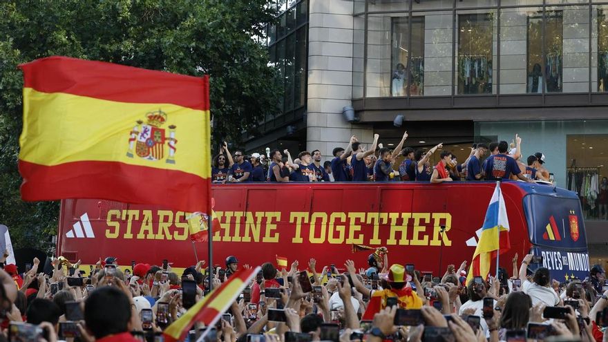 Los jugadores de la selección española a su paso por la calle Princesa de Madrid durante la celebración tras proclamarse campeones del mundo