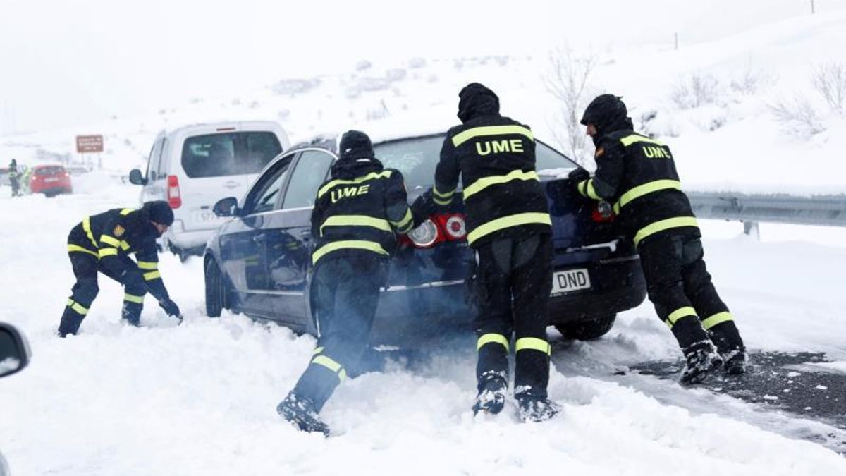 Fotografía facilitada por los Efectivos de la Unidad Militar de Emergencias (UME) que han trabajado toda la pasada noche y la mañana de hoy en Castilla y León y en Madrid para liberar a los vehículos atrapados desde la tarde de ayer en varios tramos de la AP6 por la nevada.