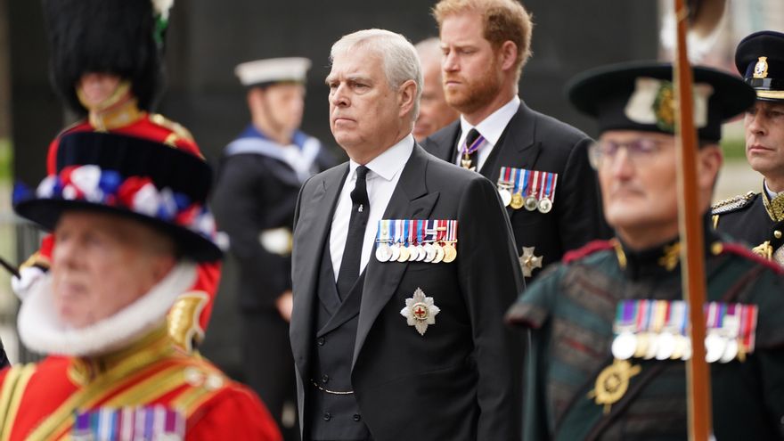El Duque de York y el Duque de Susssex llegan al Funeral de Estado de la Reina Isabel II, celebrado en la Abadía de Westminster.