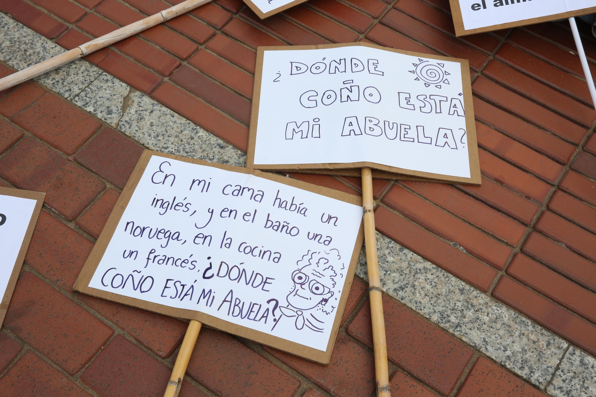 Pancartas en la protesta contra el alquiler vacacional