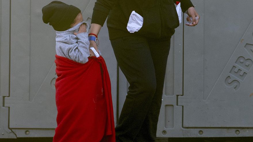 Los últimos inmigrantes llegados en Lanzarote pasan la noche en puerto por falta de espacio