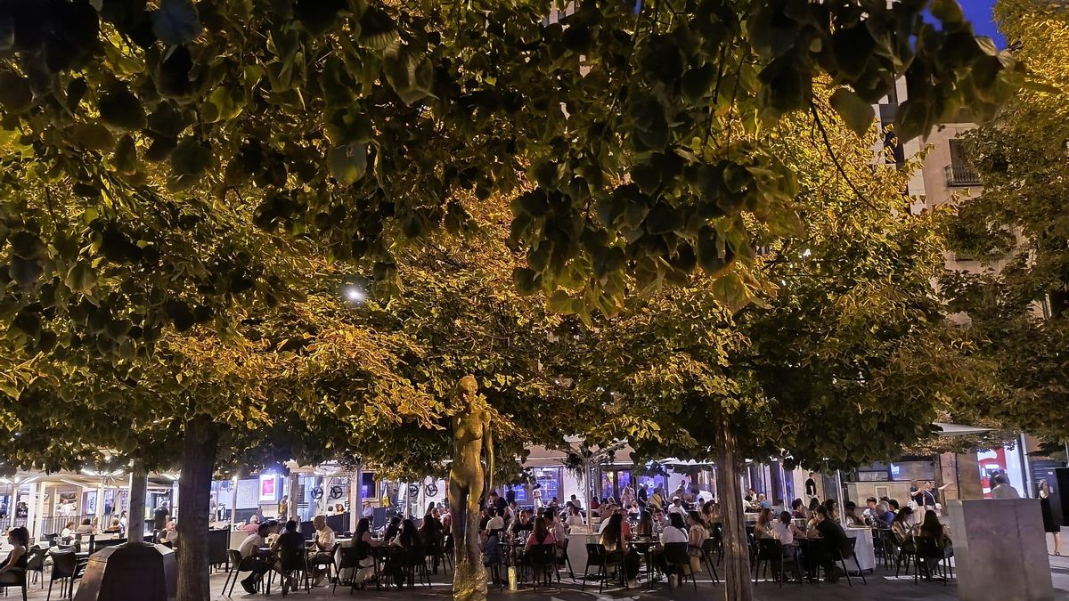 Gente compartiendo datos en las terrazas de la Plaza España en Zaragoza, el pasado martes.