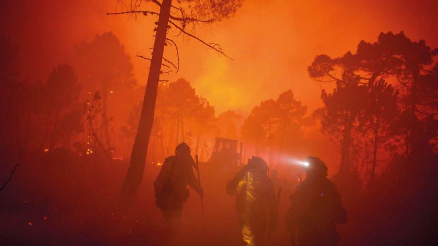 Foto en la revista Salvaje: varios bomberos caminan entre las llamas durante el incendio de Tabuyo del Monte (León) en 2012