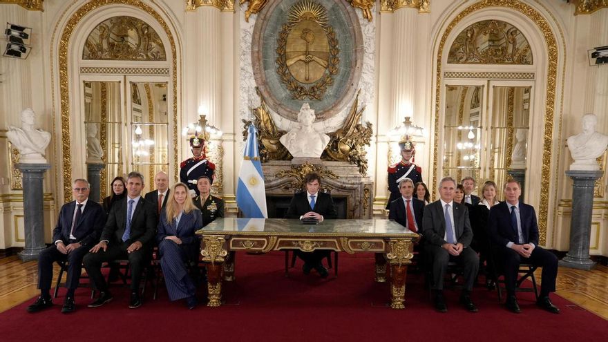Milei levanta la bandera de Malvinas con sanciones a empresas que operen en las islas y una base naval en el sur argentino