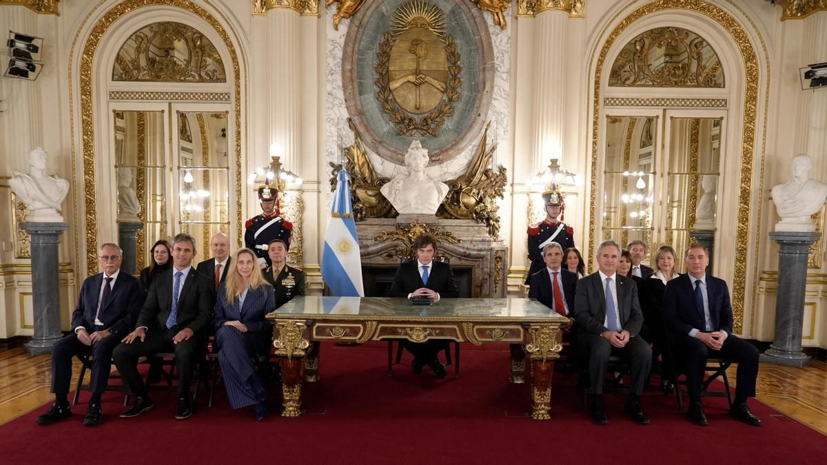 Milei levanta la bandera de Malvinas con sanciones a empresas que operen en las islas y una base naval en el sur argentino