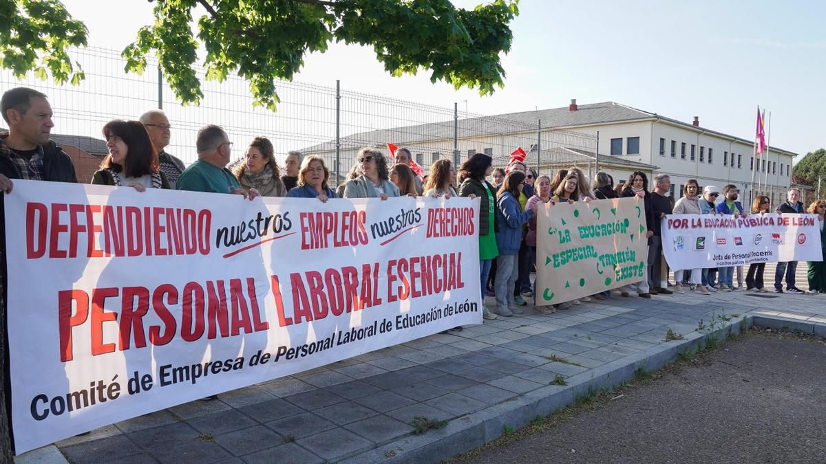 La Junta de Personal Docente y el Comité de Empresa de Educación de León se concentra para denunciar la situación del Colegio de Educación Especial Nuestra Señora del Sagrado Corazón de León.