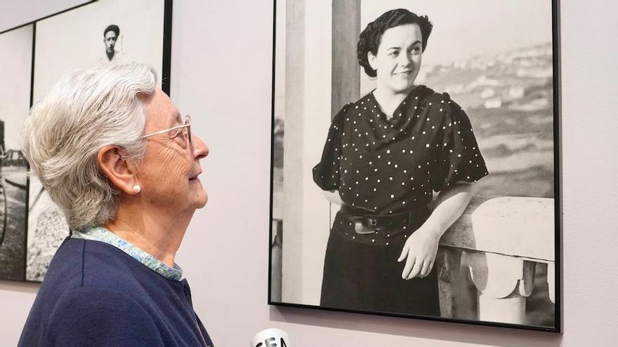Gotzone, viendo una fotografía antigua de su madre, la enfermera Gotzone Aranzibia