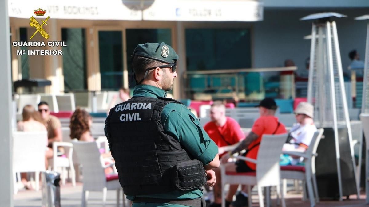 Detenido un hombre por morder a un guardia civil e increpar a los huéspedes de un hotel de Magaluf
