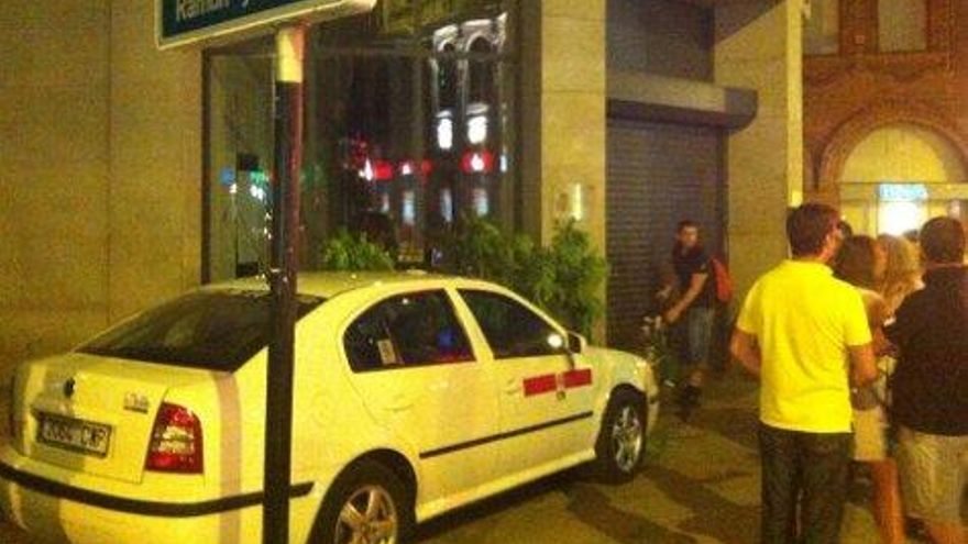 Taxi empotrado contra el Museo de León.