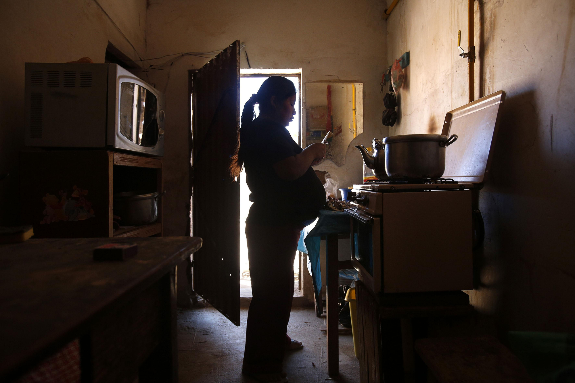 Silvia Aliaga, embarazada de nueve meses en la cocina de su casa en Patacamya días entes de su parto / Fotografía: Olmo Calvo