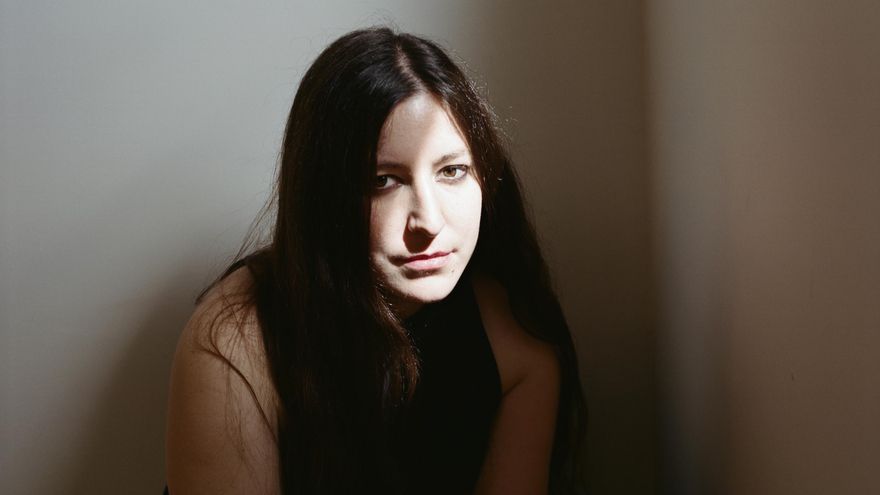 Qué guarda en sus costuras el fenómeno editorial 'Seismil', una novela íntima de una editorial pequeña y una autora desconocida