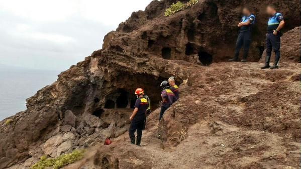 Cerrados los accesos al Confital por un derrumbe de rocas