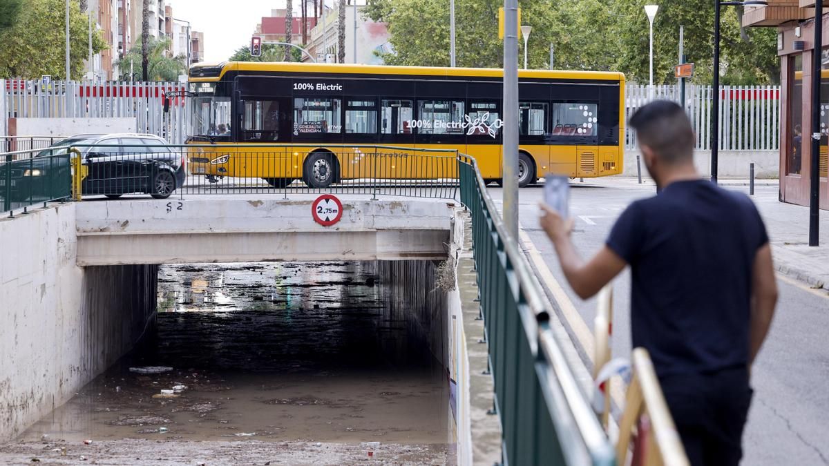 Vista de un paso inferior anegado en el barranco de la Saleta en Aldaia, Valencia, este lunes