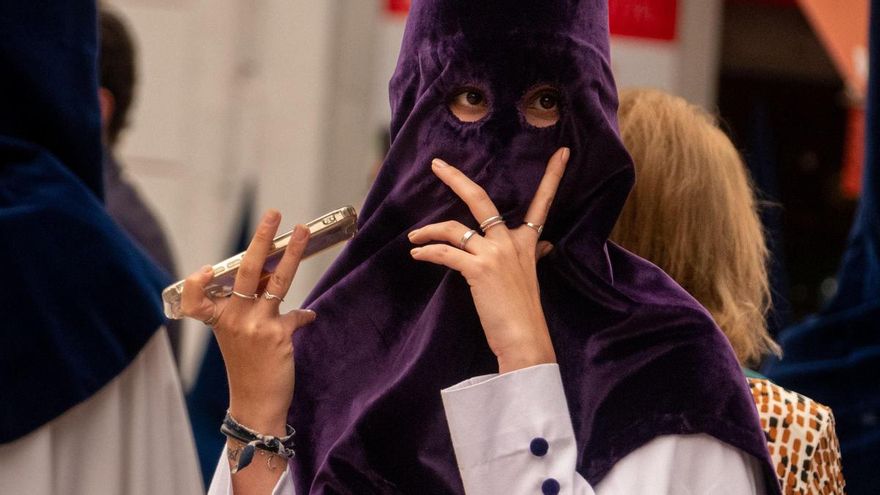 Atentos a la información, esperando para salir  (La Estrella)