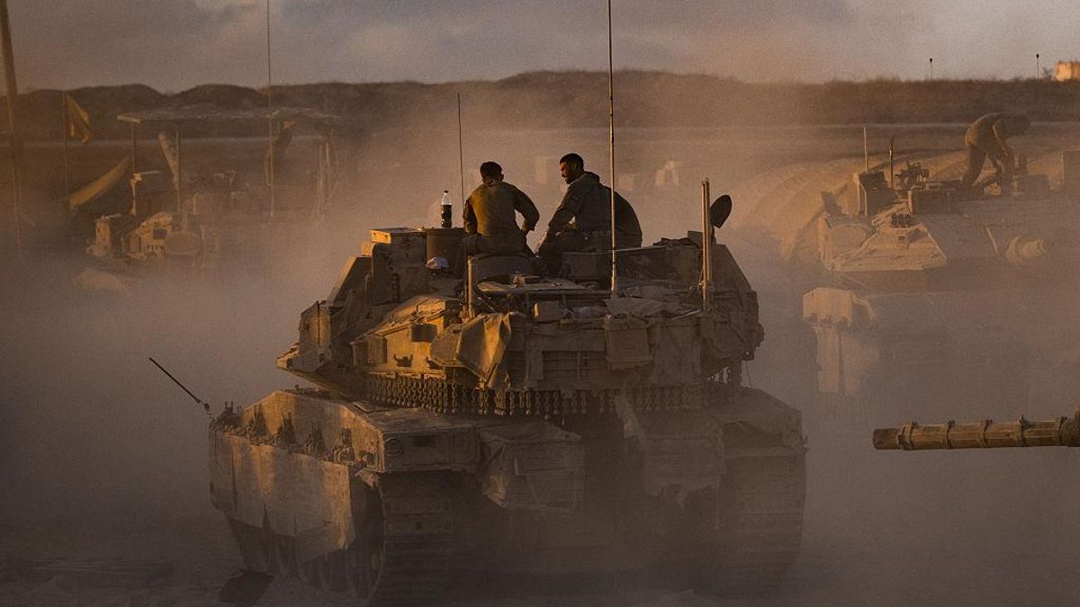 Dos soldados en un tanque israelí junto a la frontera de Gaza, el 18 de agosto de 2025.