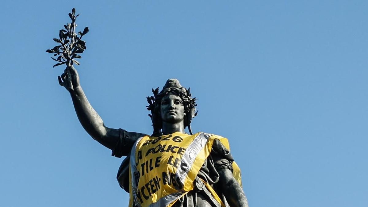 La Estatua de la República ha amanecido con un chaleco amarillo, tras los enfrentamientos entre la policía antidisturbios y manifestantes.