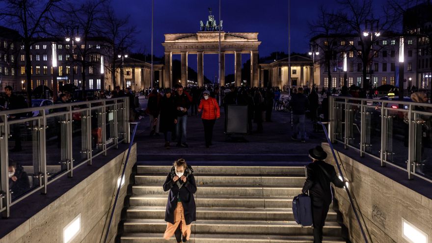 Peatones caminan en una estación de metro en el centro de Berlín.