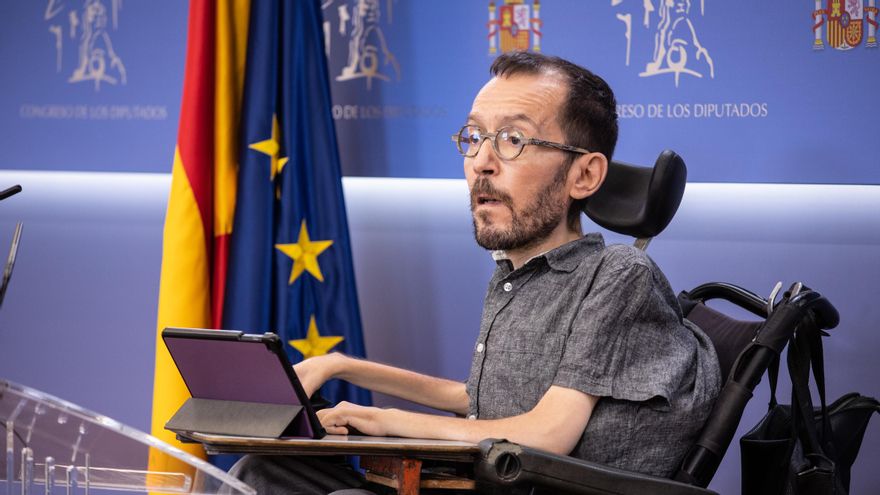 Archivo - El portavoz de Unidas Podemos, Pablo Echenique, durante una rueda de prensa posterior a la Junta de Portavoces en el Congreso de los Diputados, a 5 de octubre de 2021, en Madrid, (España).