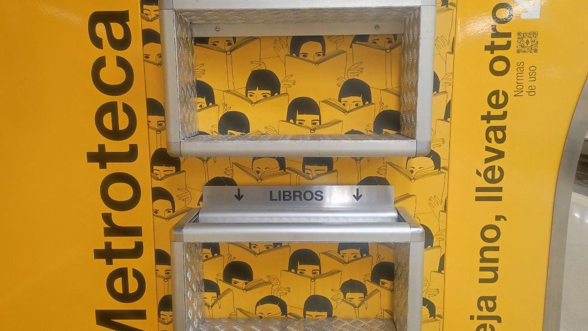 Estantes de Metroteca vacíos en la estación de Delicias.