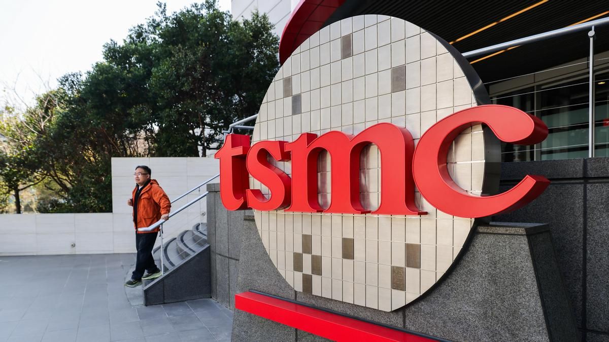 Una persona pasea cerca del logo de TSMC en sus oficinas de Hsinchu, en Taiwán. EFE/EPA/RITCHIE B. TONGO