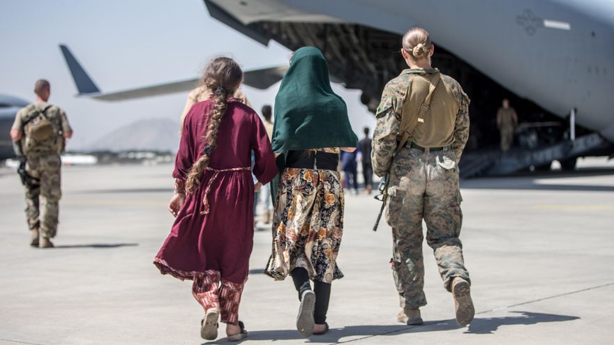 Fotografía cedida por los Marine Corps de EE.UU. en la que se ve la evacuación de personas en el Aeropuerto Internacional Hamid Karzai, el 24 de agosto de 2021. EFE/Sgt. Samuel Ruiz/US Marine Corps via DVIDS