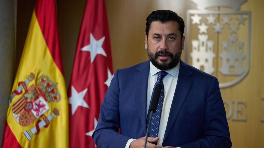 El portavoz del Partido Popular en la Asamblea de Madrid, Carlos Díaz-Pache, ofrece declaraciones durante una sesión de control al Gobierno de la Comunidad de Madrid, en la Asamblea de Madrid, a 30 de abril de 2024, en Madrid (España).