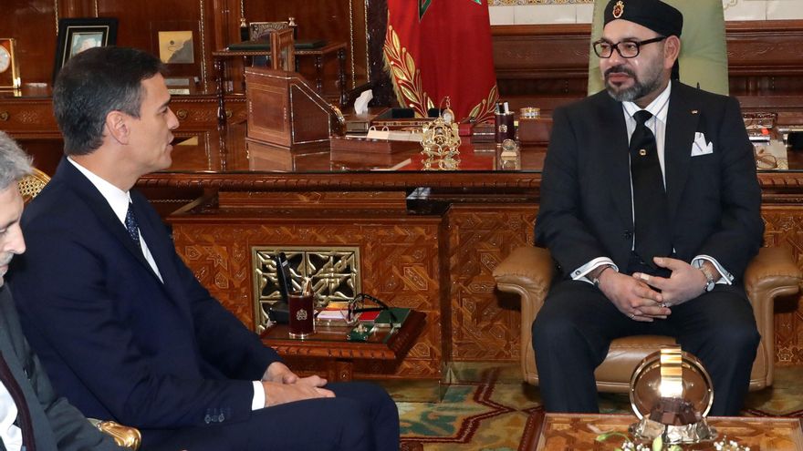 Imagen de archivo de 2018 del presidente del Gobierno español, Pedro Sánchez (i), y el rey Mohamed VI de Marruecos en el Palacio Real de Rabat. EFE/Ballesteros