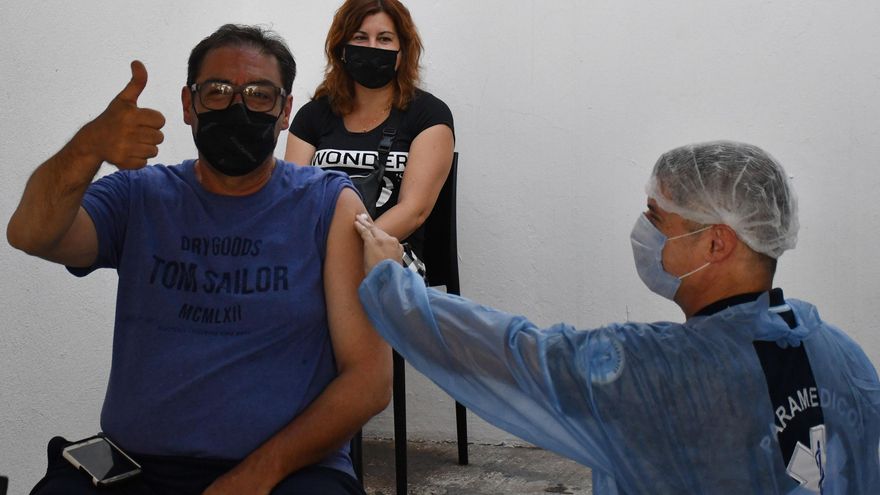 Las personas vacunadas con dos dosis y un refuerzo no deberán aislarse por contacto estrecho con un positivo de Covid-19