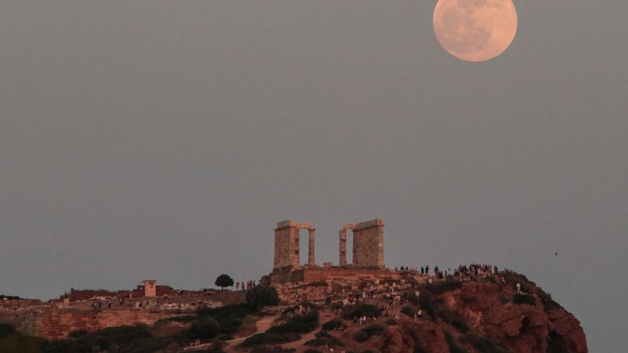 El eclipse lunar sobre el templo de Poseidon en Sunio, Grecia