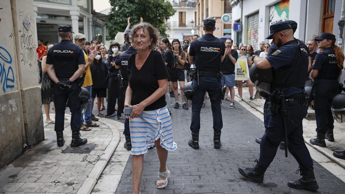 Susa, la vecina de Ciutat Vella que denuncia acoso inmobiliario, se acerca a los vecinos para pedirles calma y agradecer su apoyo.