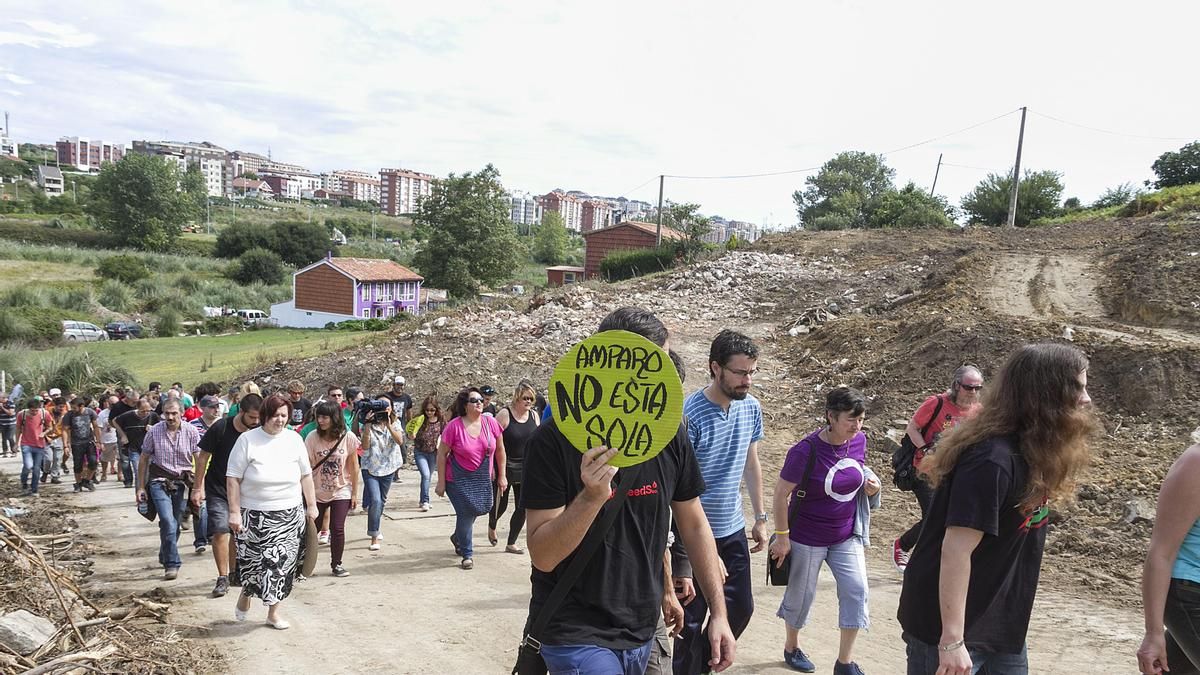 Protesta en la casa de Amparo Pérez y asediada por las obras de la carretera.