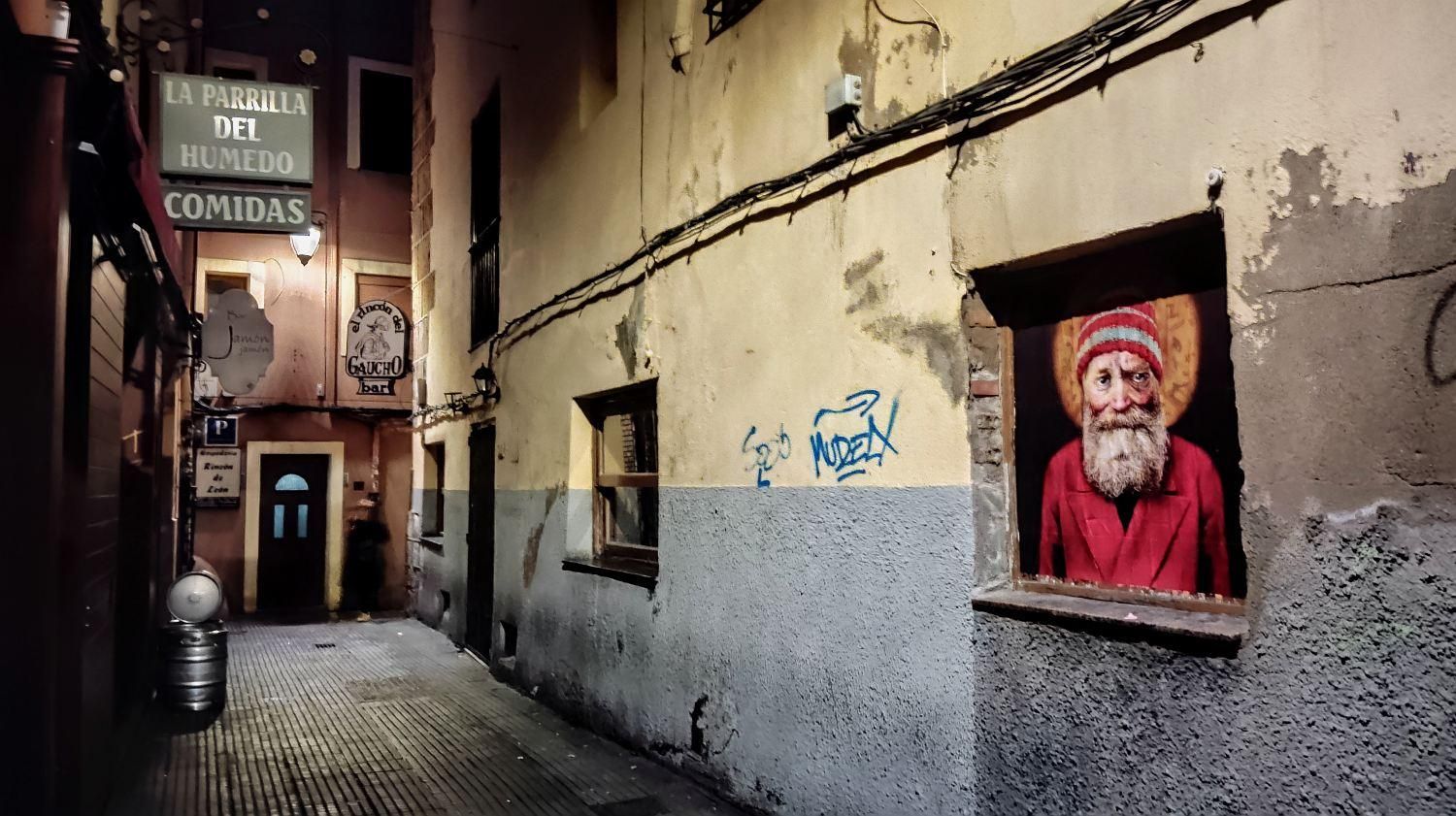Un detalle artístico de la entrada al Barrio Húmedo de León por Azabacherías.