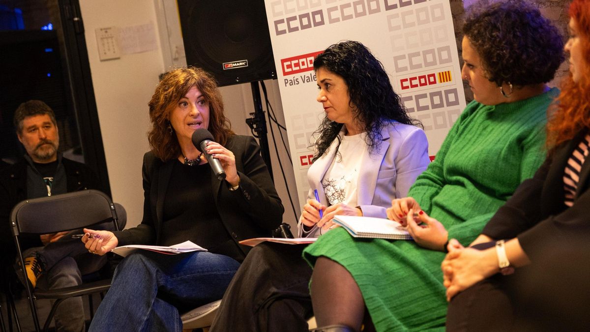 Pilar Mora, secretaria de Formación, Empleo e Igualdad de Género de UGT-PV, toma la palabra.