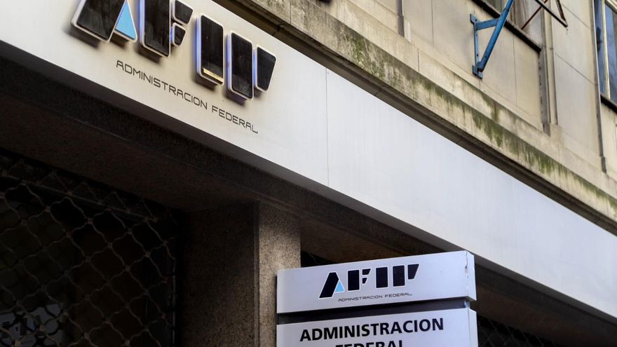 Del hachazo en AFIP al blanqueo de capitales: las medidas de Milei que favorecen a los "héroes" evasores