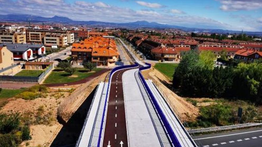 Entra en funcionamiento el carril ciclo-peatonal sobre la AP-68 en Lardero