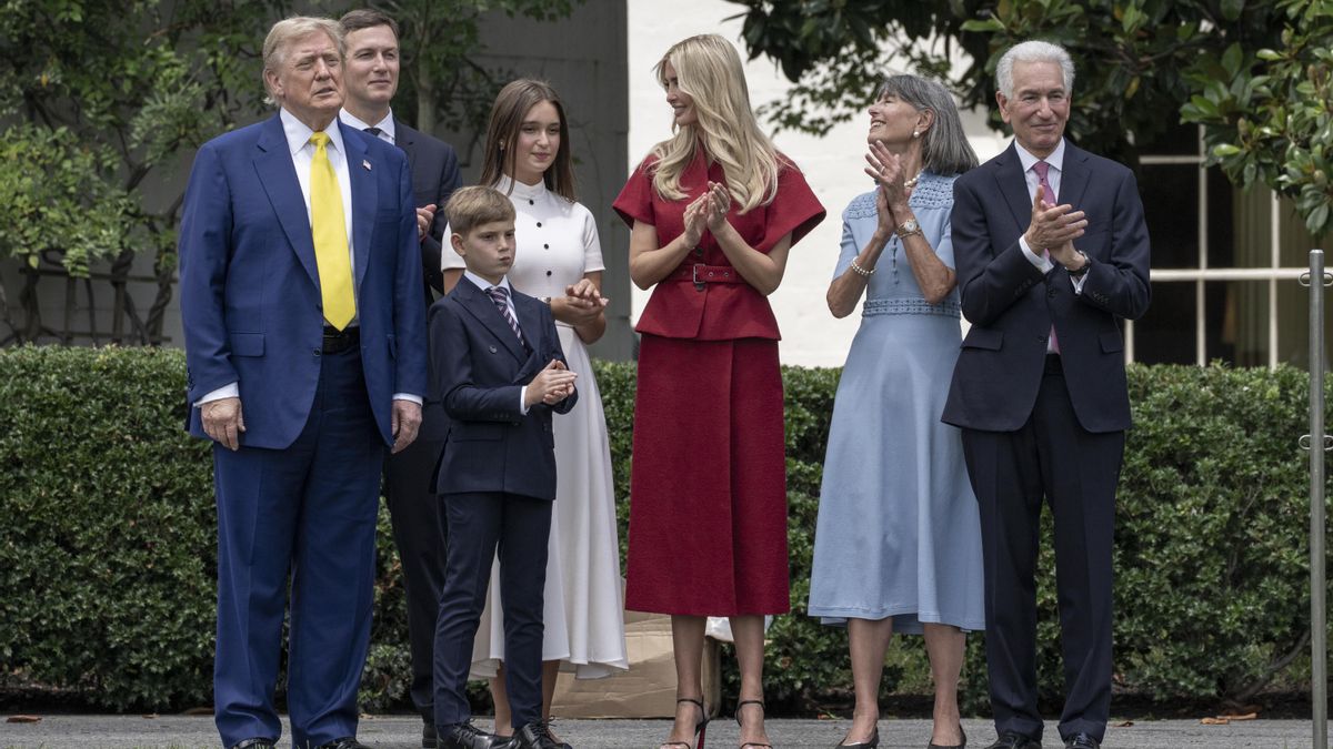 El presidente de Estados Unidos, Donald Trump (izquierda), junto al recién nombrado embajador en Francia, Charles Kushner (derecha), Ivanka Trump (tercera por la derecha) y su marido, Jared Kushner (segundo por la izquierda), en la Casa Blanca, el 18 de junio de 2025.