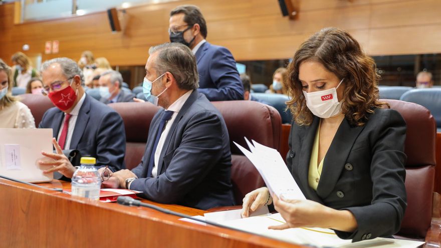 La presidenta de la Comunidad de Madrid, Isabel Díaz Ayuso, al inicio de un pleno de la Asamblea de Madrid, a 11 de noviembre de 2021, en Madrid, (España).