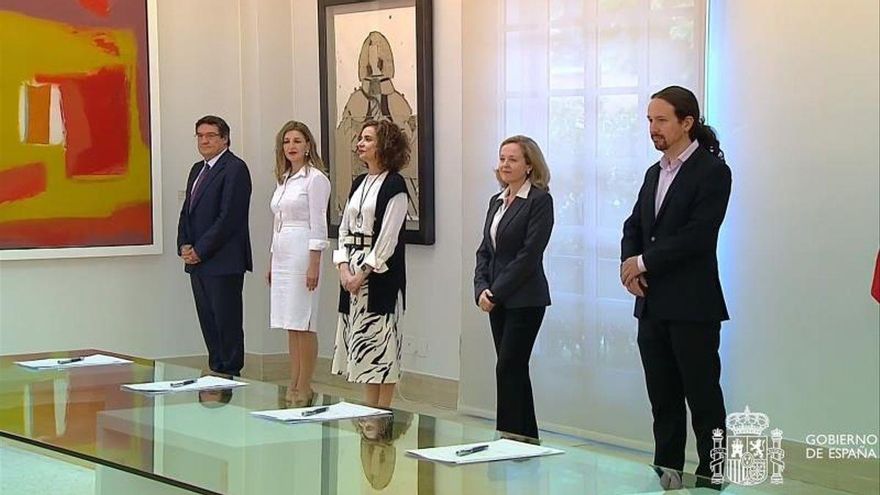 Captura de la señal institucional de Moncloa que muestra (de i a d) al ministro de Inclusión, Seguridad Social y Migraciones, José Luis Escrivá, la ministra de Trabajo, Yolanda Díaz Pérez, la ministra de Hacienda, María Jesús Montero, la vicepresidenta de Asuntos Económicos y Transformación Digital, Nadia Calviño, y el vicepresidente de Derechos Sociales y Agenda 2030, Pablo Iglesias. EFE