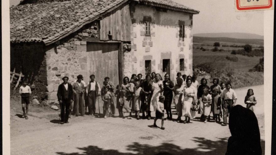 "Familias montañesas vitorean la llegada del ejército salvador".